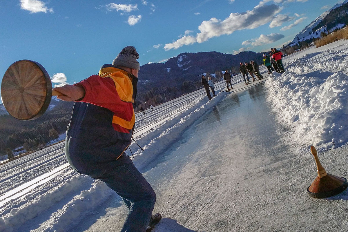 Im Winter verwandelt sich der Kärntner Weissensee zur größten natürlichen Eisfläche Europas