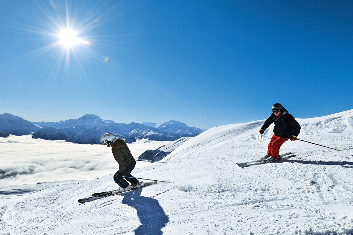 Skifahrer auf der Belalp im Kanton Wallis – eine der sonnigsten Pisten der Schweiz