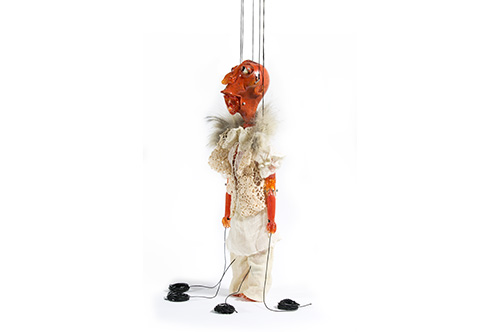 Cityguide – das ist in in Bregenz. Wael Shawky Cabaret Crusades: The Secrets of Karbala – Static Marionette, 2014 Muranoglas © Foto: Courtesy of Wael Shawky und Sfeir-Semler Galerie, Beirut