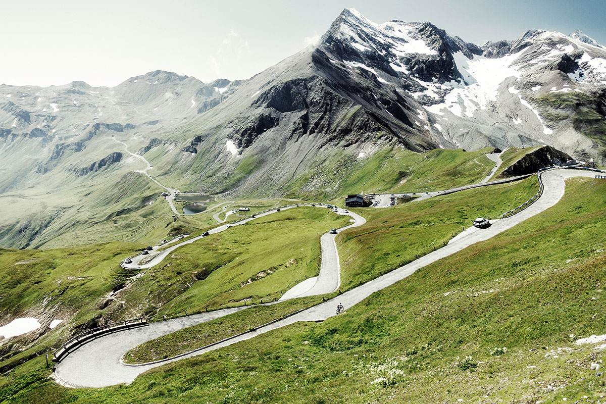 Alpenpässe 02/ GROSSGLOCKNER // AT // Bruck -> Heiligenblut // Passhöhe 2504 m* // 12 % max. Steigung // Länge 48 km // Rund 270.000 Fahrzeuge winden sich jährlich die 36 Kehren der Alpenstraße hinauf, um den höchsten Berg Österreichs aus der Nähe zu bestaunen. * Meter über dem Meer