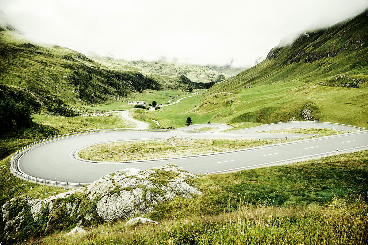 Alpenpässe 05/ JULIERPASS // CH // Tiefencastel -> Silvaplana // Passhöhe 2284 m* // 11,8 % max. Steigung // Länge 45 km // Falls der Proviant ausgeht: In dem kleinen Hospiz kurz vor der Passhöhe gibt es regionale Spezialitäten zu moderaten Preisen. * Meter über dem Meer