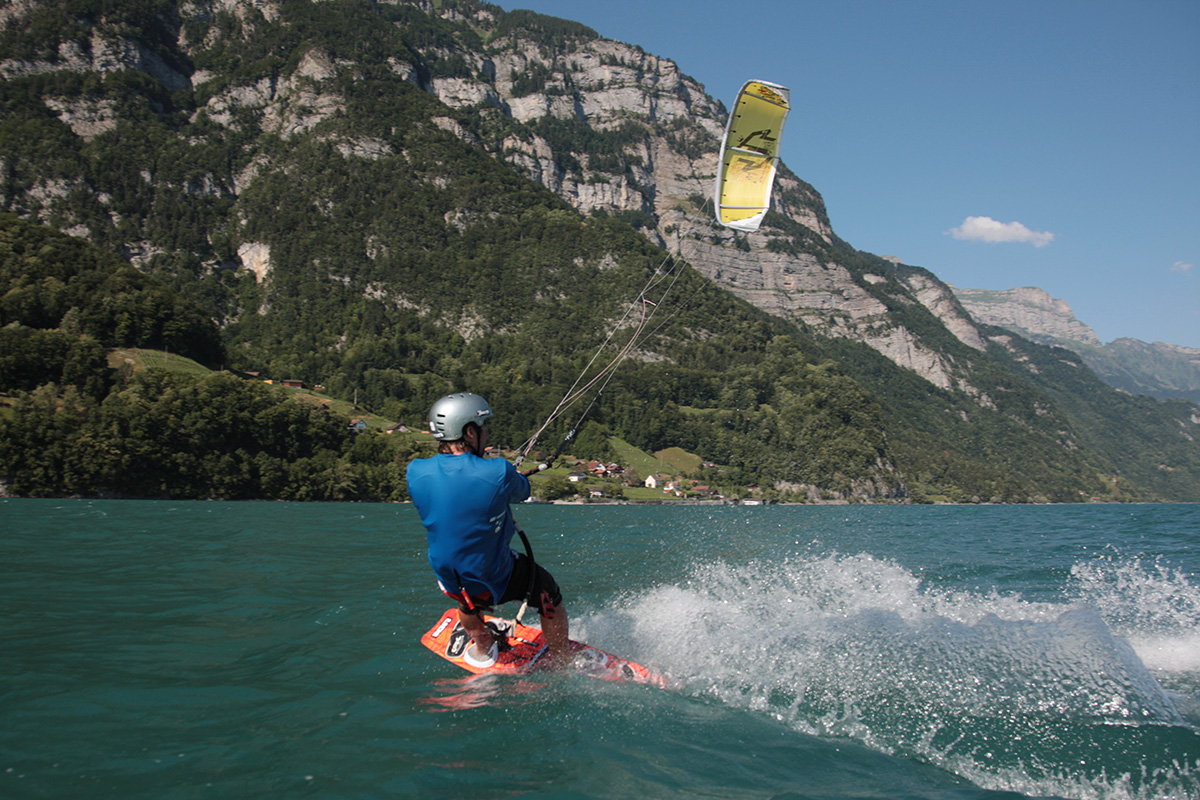 Silvaplanasee / Schweiz: Wegen des Malojawindes zählt der See im Oberengadin nahe St. Moritz zu einem der besten Surfspots weltweit und ist in den Sommermonaten entsprechend viel besucht. Der Wind kommt meist am späten Vormittag auf und bläst dann konstant bis Sonnenuntergang.