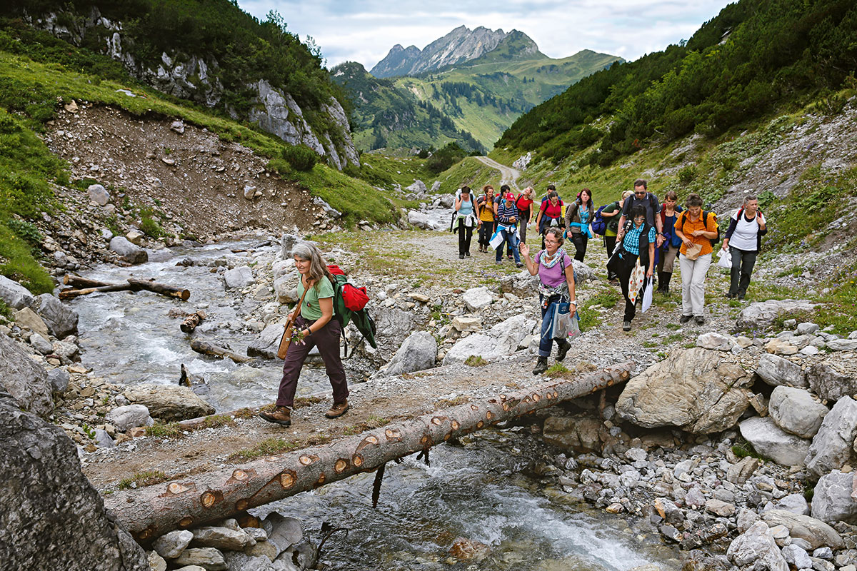 Almen in Österreich Susanne Türtscher. Nach der Kräuterwanderung auf der Alpe Klesenza wird der Käse verkostet