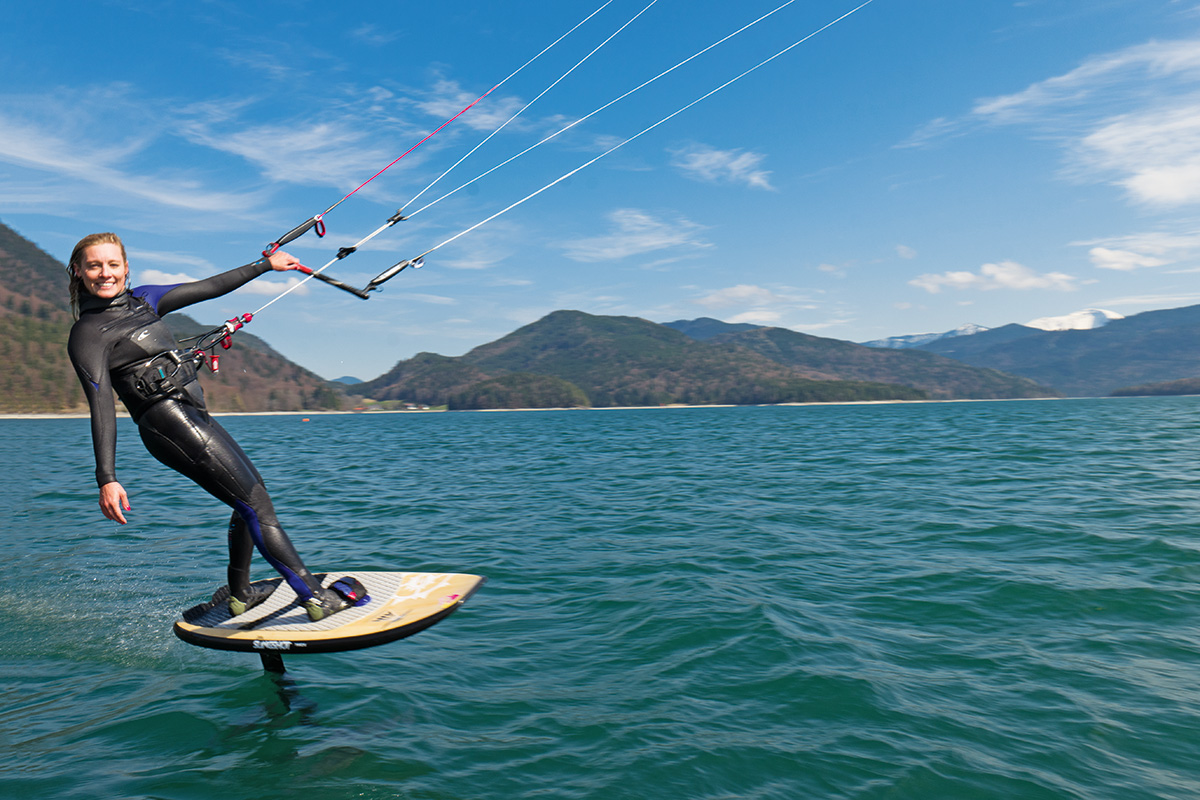 Susi Mai. Eine neue Generation von Boards, sogenannte Hydrofoils, erleichtern das Kitesurfen auch bei wenig Wind und geringer Geschwindigkeit