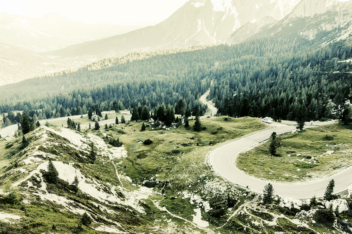 Alpenpässe 03/ VALPAROLAPASS // I // Altino -> Falzarego // Passhöhe 2197 m* // 14 % max. Steigung // Länge 16 km // Auf der Nordwestrampe ist die Geschwindigkeit auf 60 km/h begrenzt – das ist bei den vielen Fußgängern nicht nur sinnvoll, sondern wird auch von der Polizei kontrolliert. * Meter über dem Meer