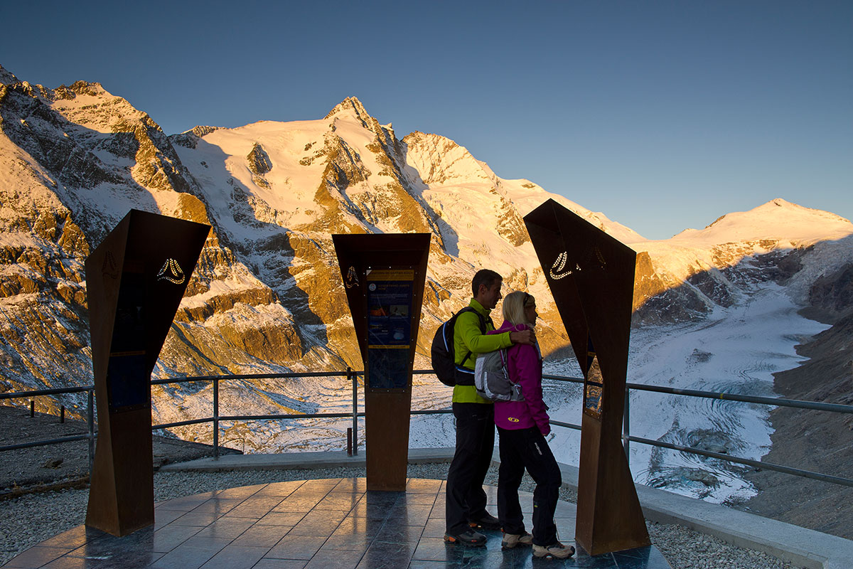 Startplatz Kaiser-Franz-Josefs-Höhe mit Großglockner und Pasterze. Grenzenlos wandern am Alpe-Adria-Trail