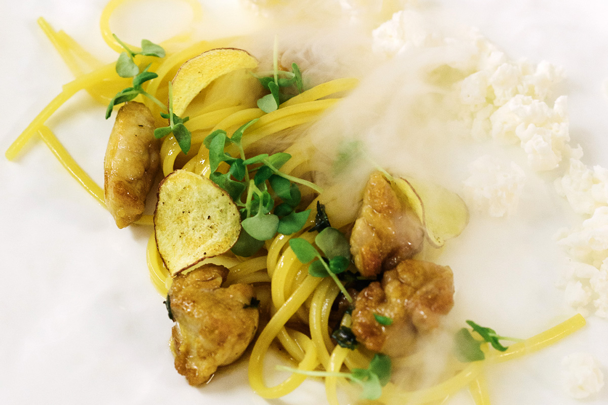 Norbert Niederkofler. Sieht vielleicht eher farblos aus, schmeckt aber intensiv rot: die Kamut-Linguine kocht Niederkofler in Tomatenwasser, dazu gibt es Kalbsbries und Tomaten-Popcorn