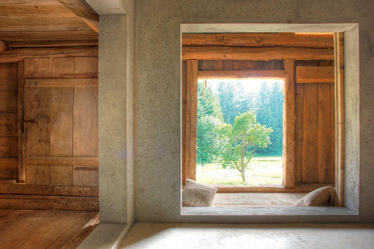 Peter Haimerl Architekt. Das Ferienhaus dient Haimerl auch als Büro und Showroom, wenn er seine Grundprinzipien, seinen innovativen Mix aus Alt und Neu demonstrieren will