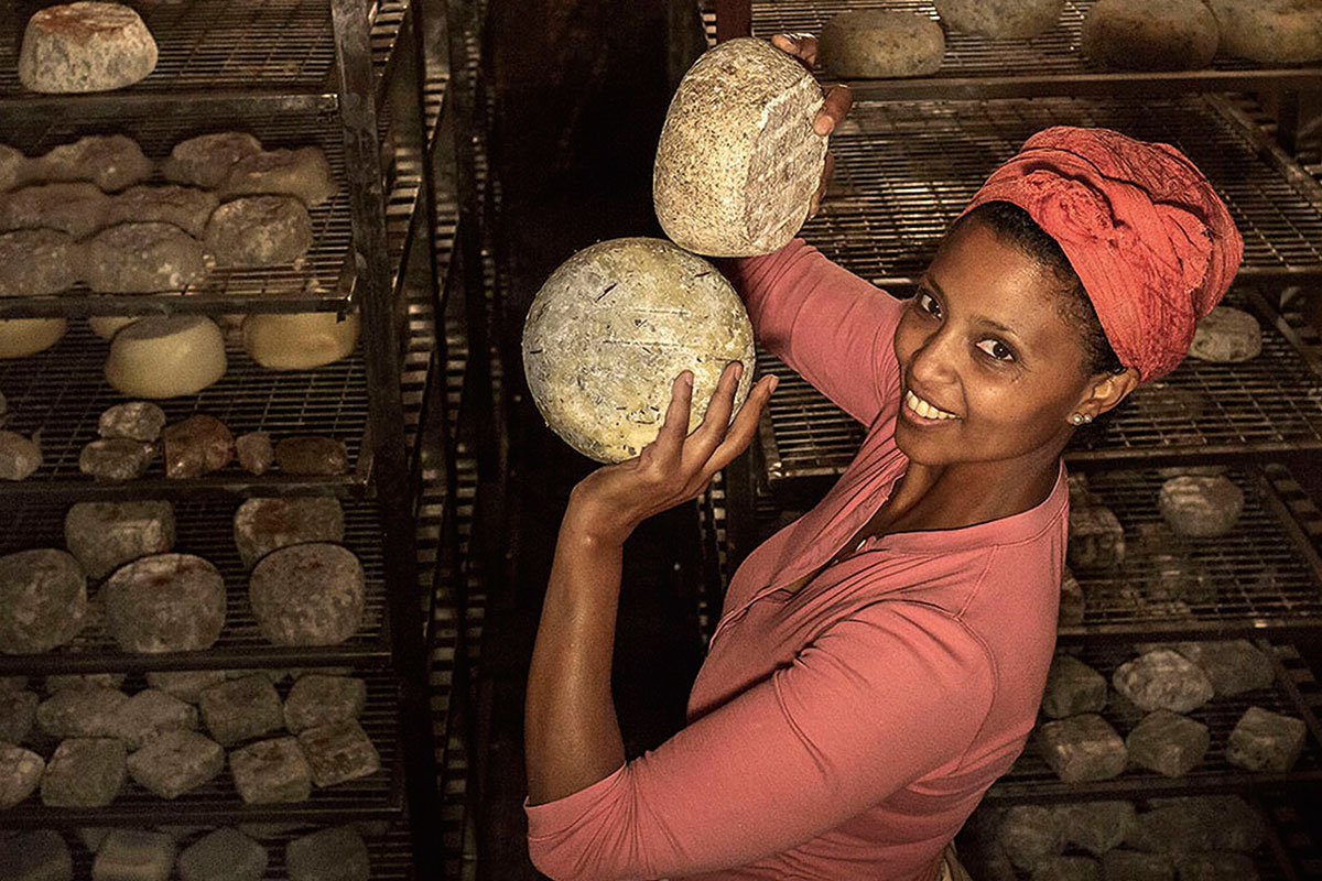 Reifeprozess: In der feuchten Luft einer unterirdischen Grotte reifen Agitus feine Käseformen heran. Sind sie so weit, bietet die Äthiopierin sie in ihrem Dorfladen an . Agitu Ideo Gudetu. Bio-Ziegenkäse von der Mochena-Ziege