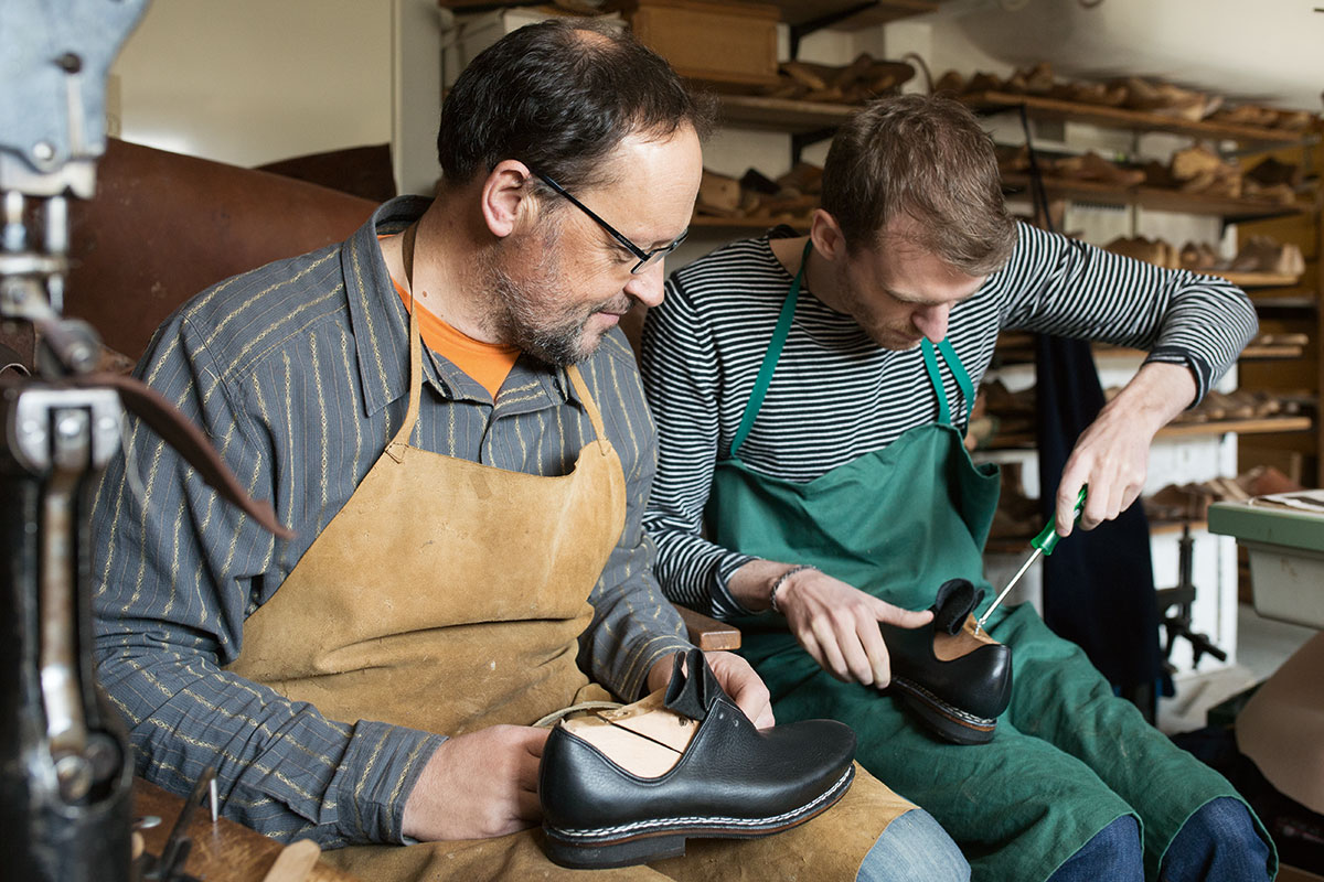 Die Schuster Xaver und Markus Nöß fertigen Haferlschuhe in Handarbeit