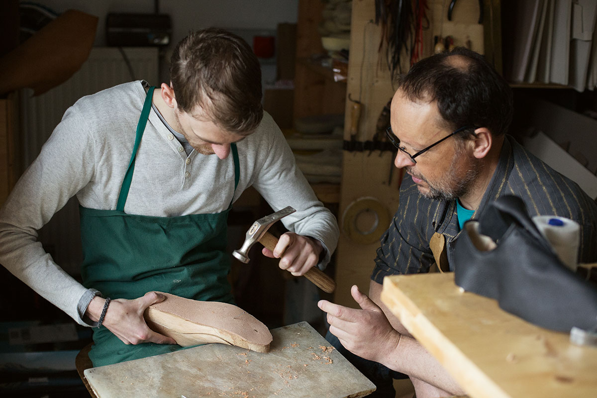 Die Schuster Xaver und Markus Nöß fertigen Haferlschuhe in Handarbeit