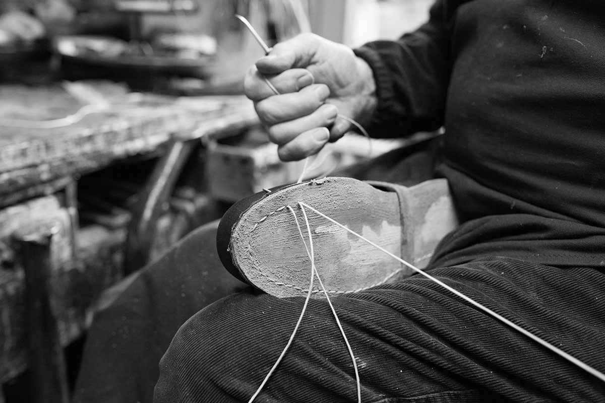 Die Schuster Xaver und Markus Nöß fertigen Haferlschuhe in Handarbeit