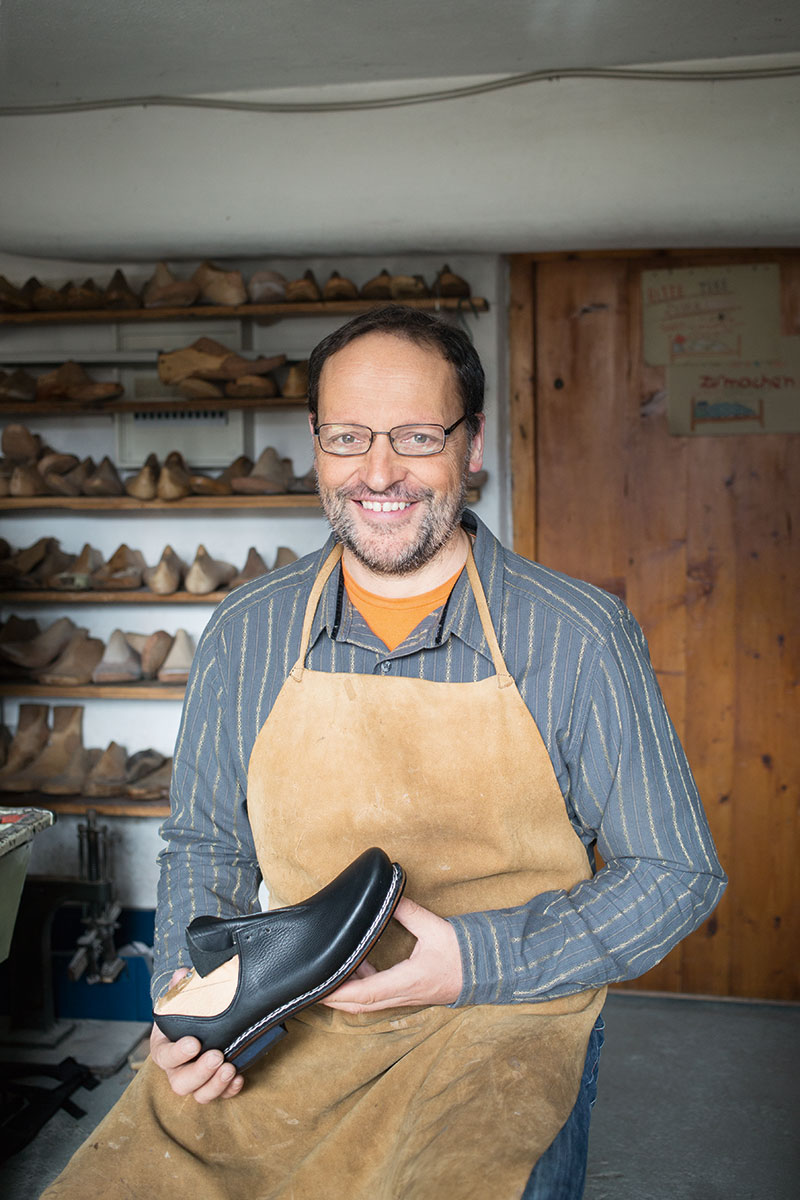 Die Schuster Xaver und Markus Nöß fertigen Haferlschuhe in Handarbeit