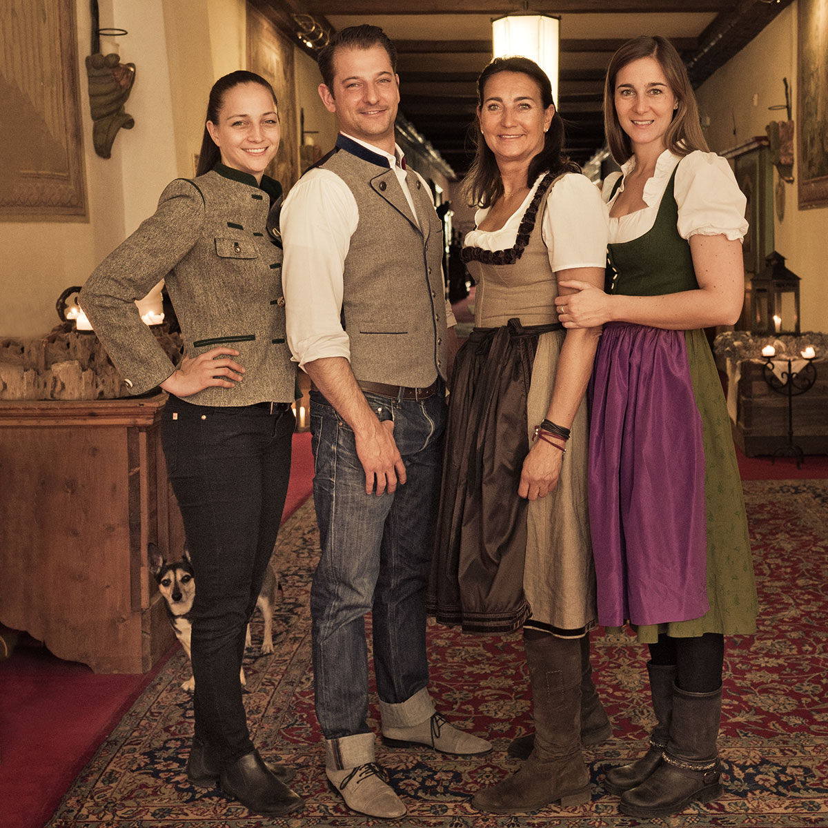 Hotel Klosterbräu. Ein seltener Moment: Die ganze Familie nimmt sich Zeit. Linda, Alois, Cristina und Laura(v.l.). Hinter Linda versteckt sich Hund Moritz