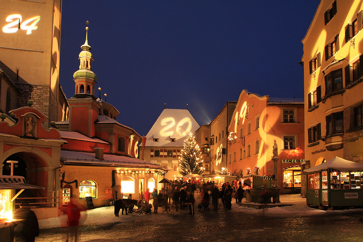 Acht der schönsten Adventmärkte in Tirol. Hall in Tirol: Überdimensionaler Adventkalender