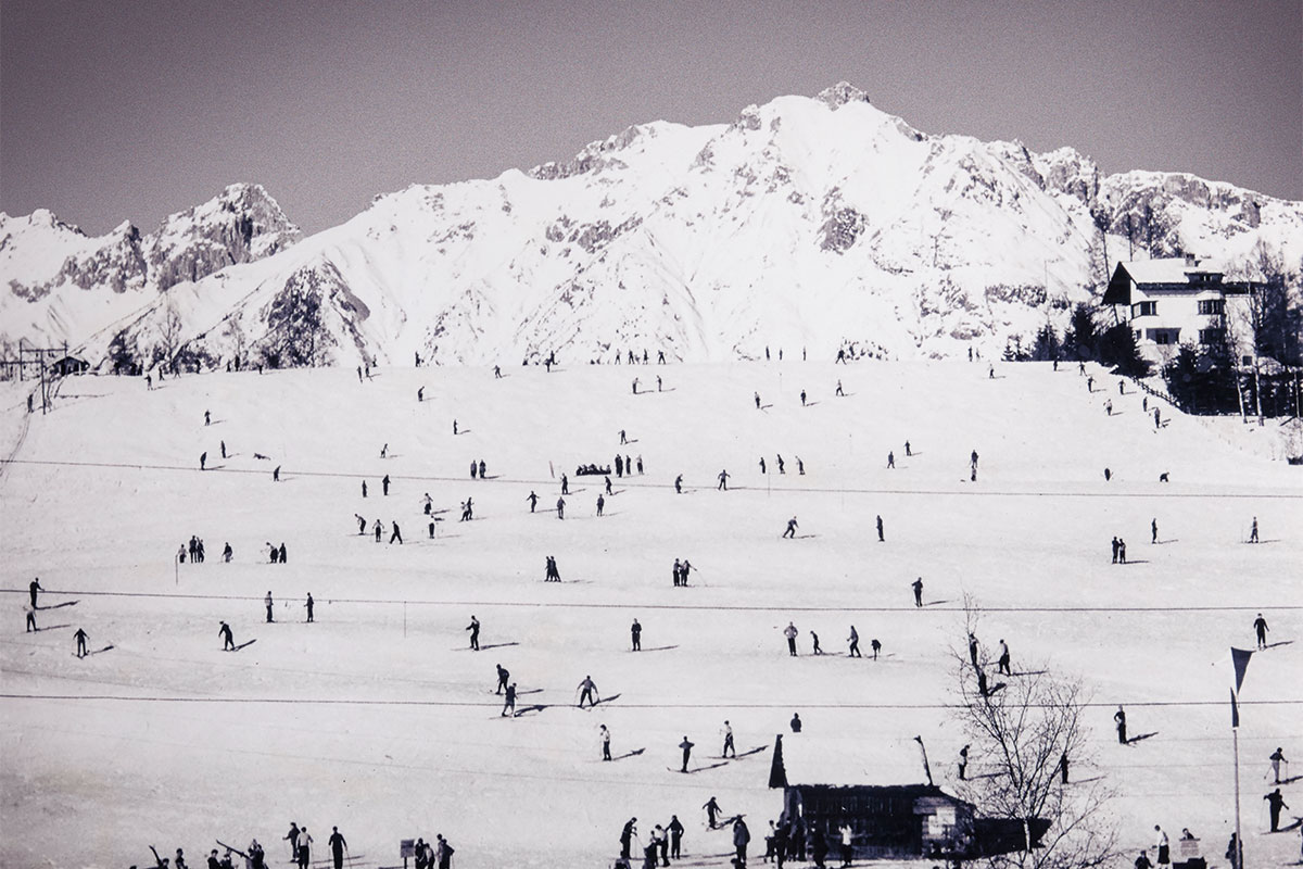 Seefeld – Wer hat´s erfunden? Mein Großvater. Seefeld 1939: Skifahren wurde auch ohne Lift und präparierte Pisten zum Volkssport. Von Anfang an dabei war Toni Seelos, der den Sport in der Tiroler Ferienregion beliebt machte