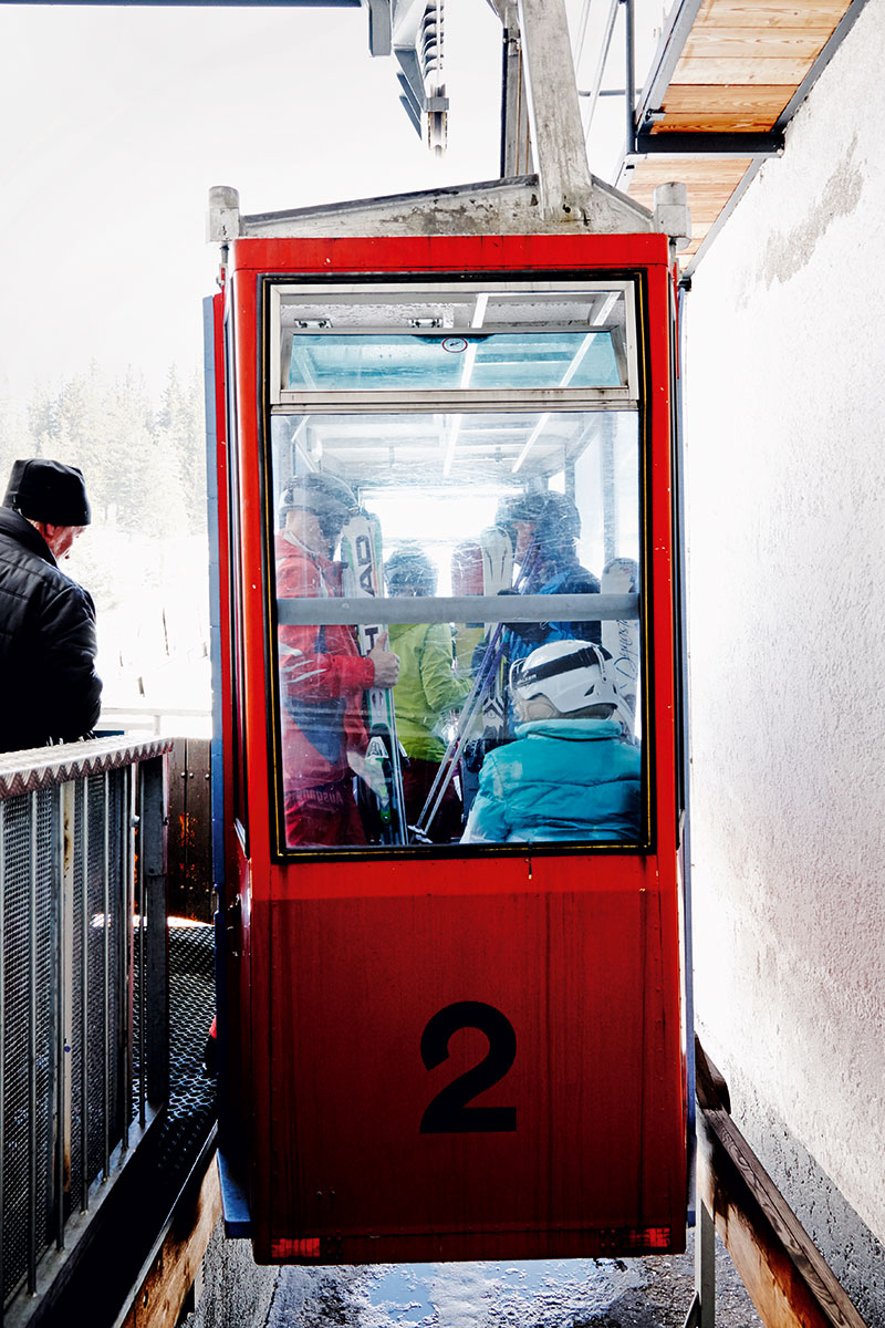 Seefeld – Wer hat´s erfunden? Mein Großvater. Dienstbar: 1958 gebaut, bringt die nostalgische Pendelbahn Wintersportler und Wanderer noch immer sicher zum Gipfel