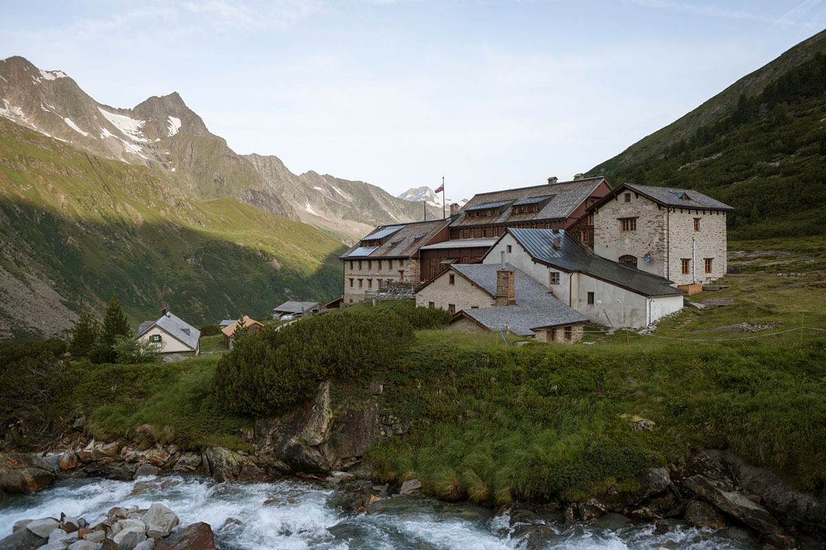 Erbaut wurde die Berliner Hütte 1879 und bis 1911 mehrmals erweitert. Bis heute ist sie eine der größten Schutzhütten in den Alpen. Die Berliner Hütte – ein Prachtbau aus der Gründerzeit