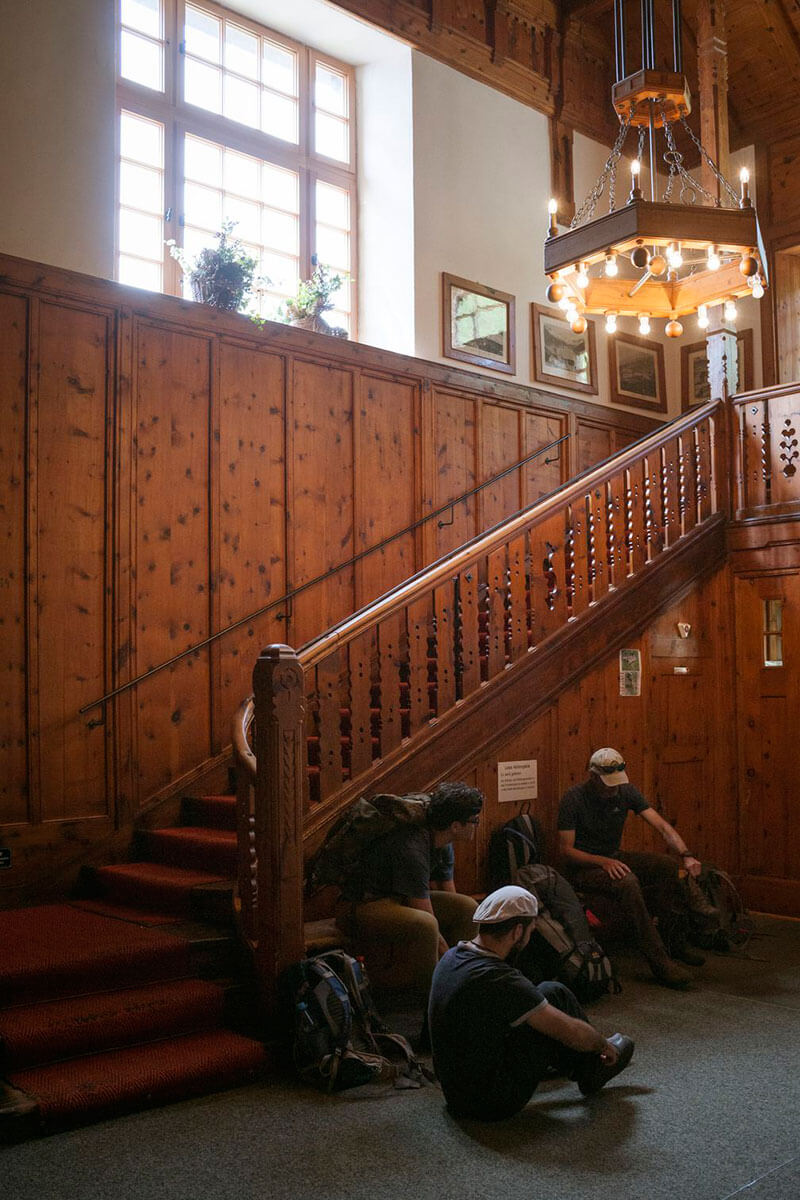 Innen ist die Hütte aufwändig vertäfelt und wirkt eher wie ein Hotel. Die Berliner Hütte – ein Prachtbau aus der Gründerzeit