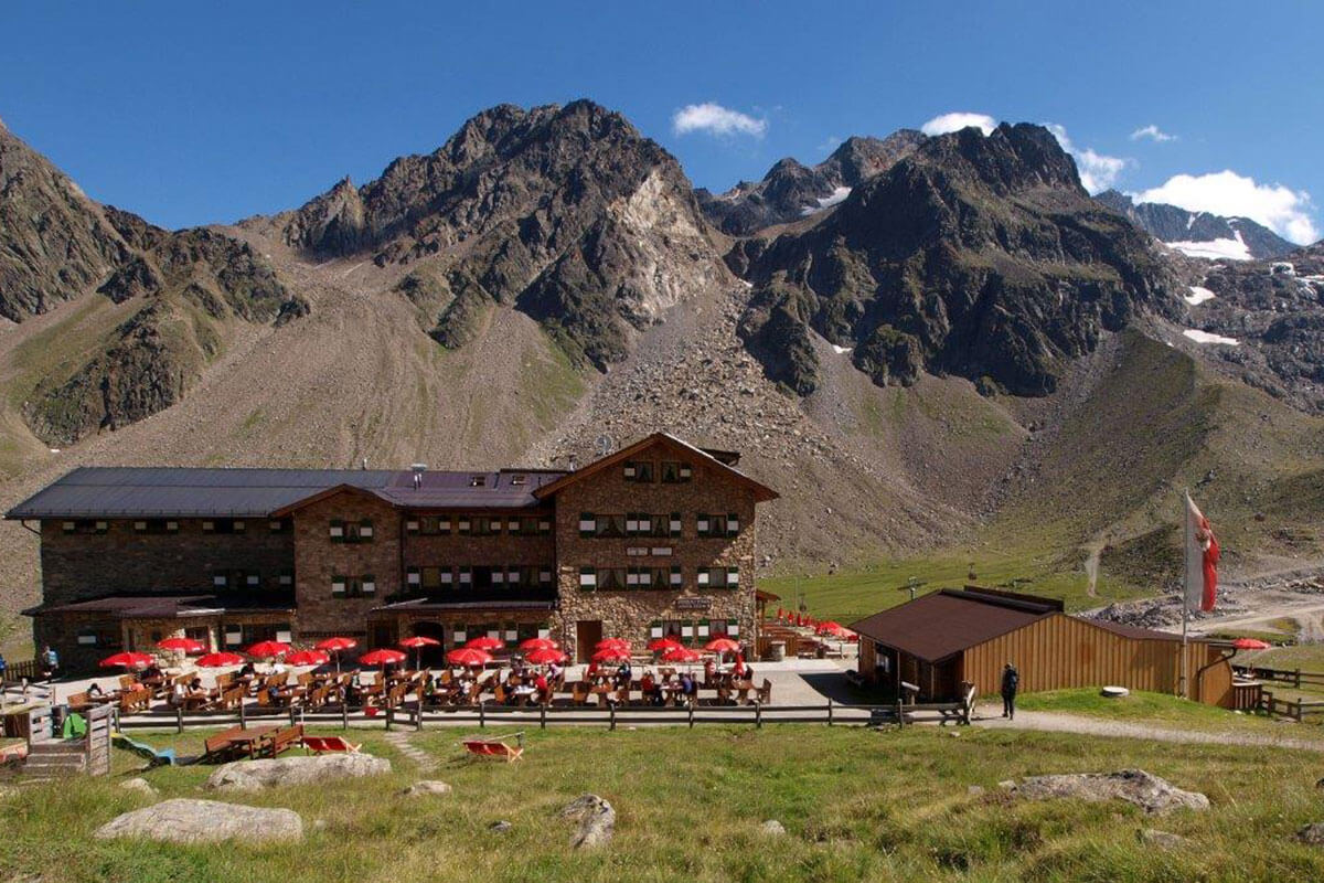 Die Doppelrolle als Ski- und Schutzhütte ist eine Besonderheit unter den DAV-Hütten. Die Dresdner Hütte – vor 142 Jahren die erste Schutzhütte im Stubaital