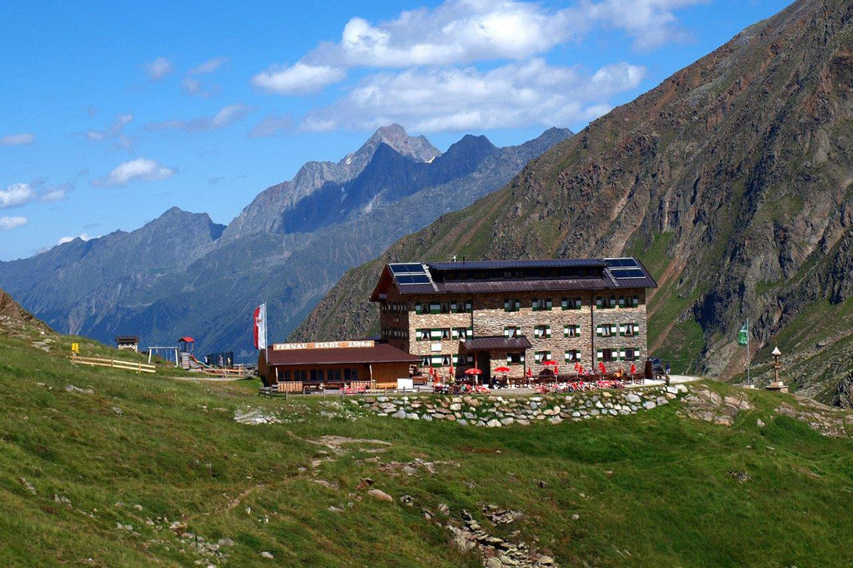 1875 wurde die Dresdner Hütte als erste Schutzhütte im Stubaital und als zwanzigste Hütte des Deutschen und Österreichischen Alpenvereins eingeweiht. Die Dresdner Hütte – vor 142 Jahren die erste Schutzhütte im Stubaital