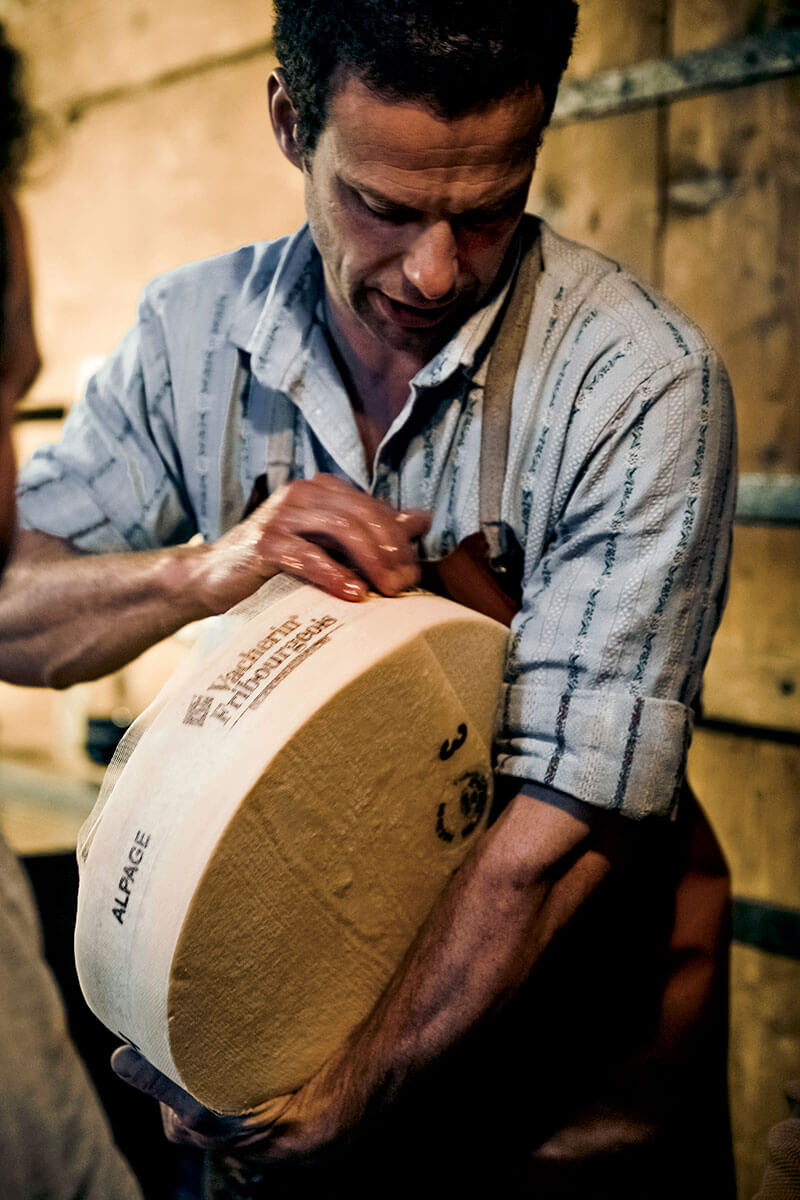 Fribourg – Gourmetpfade und ein Schokoladenzug. Um das traditionelle Savoir-faire des Käsemachens weiterzugeben, bieten Käsereien geführte Besichtigungen an