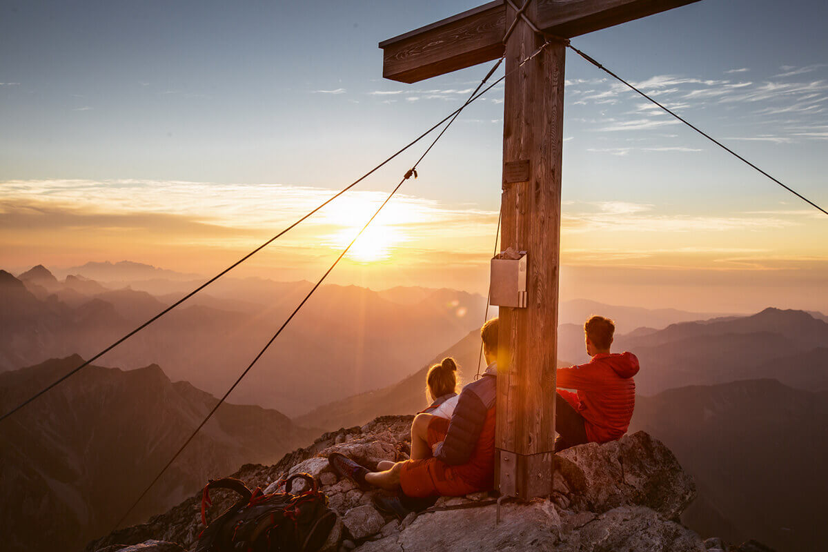 Warth-Schröcken – Alpines Wandern zu imposanten Felsriesen. Highlight für Frühaufsteher: geführte Sonnenaufgangstour auf das 2.256 Meter hohe Wartherhorn