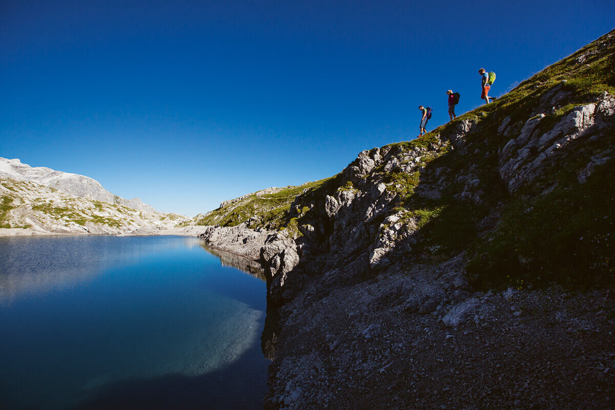 Warth-Schröcken – Alpines Wandern zu imposanten Felsriesen. Nicht nur im Fels: glasklare Bergseen bieten Rastplätze zum Verweilen