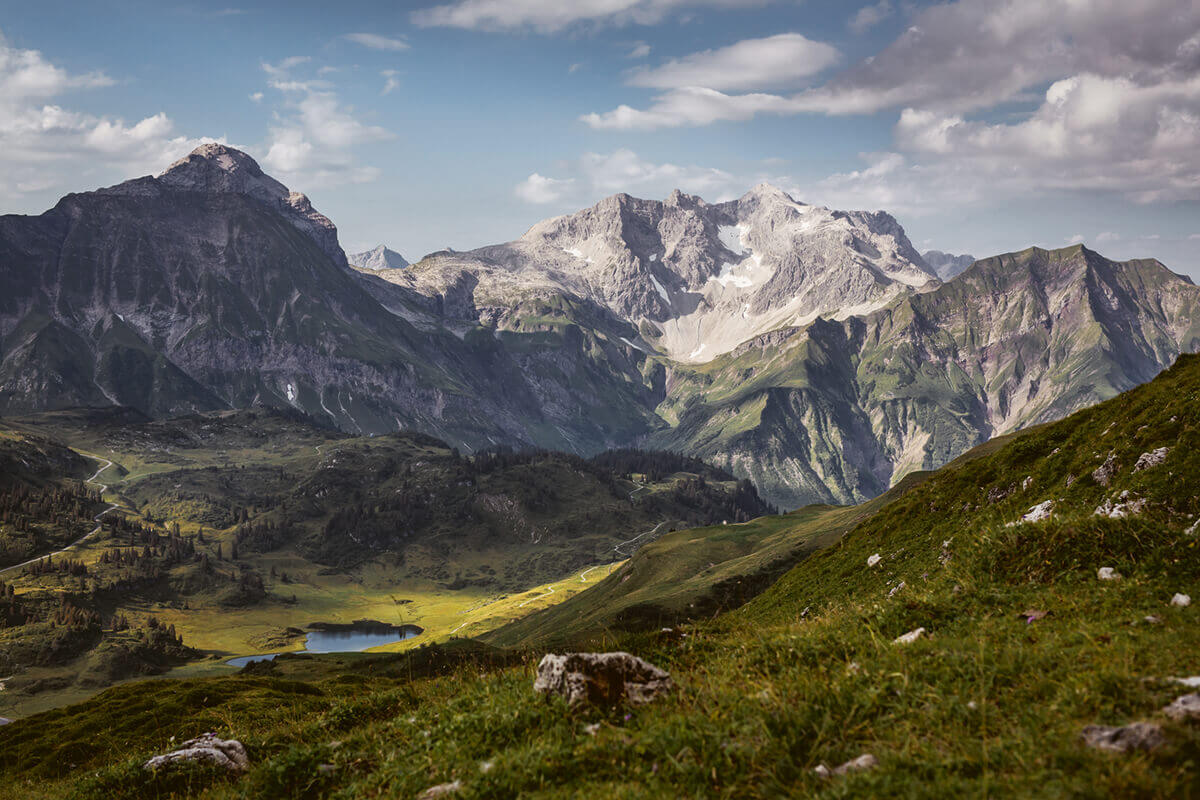Warth-Schröcken – Alpines Wandern zu imposanten Felsriesen. Die mächtige Braunarlspitze ist mit ihren 2.649m der höchste Berg im Bregenzerwald