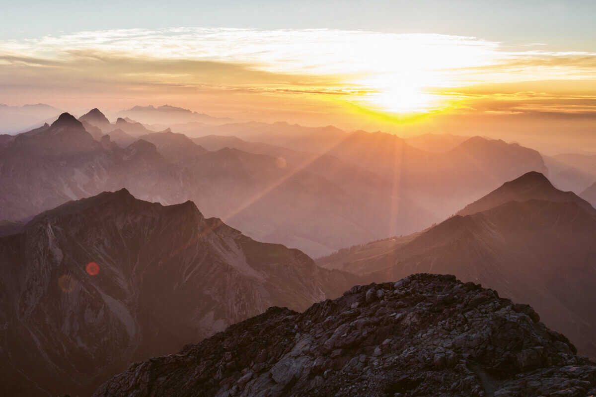 Warth-Schröcken – Alpines Wandern zu imposanten Felsriesen. Die Felsriesen stehen Spalier: grandiose Fern- und Tiefblicke garantiert