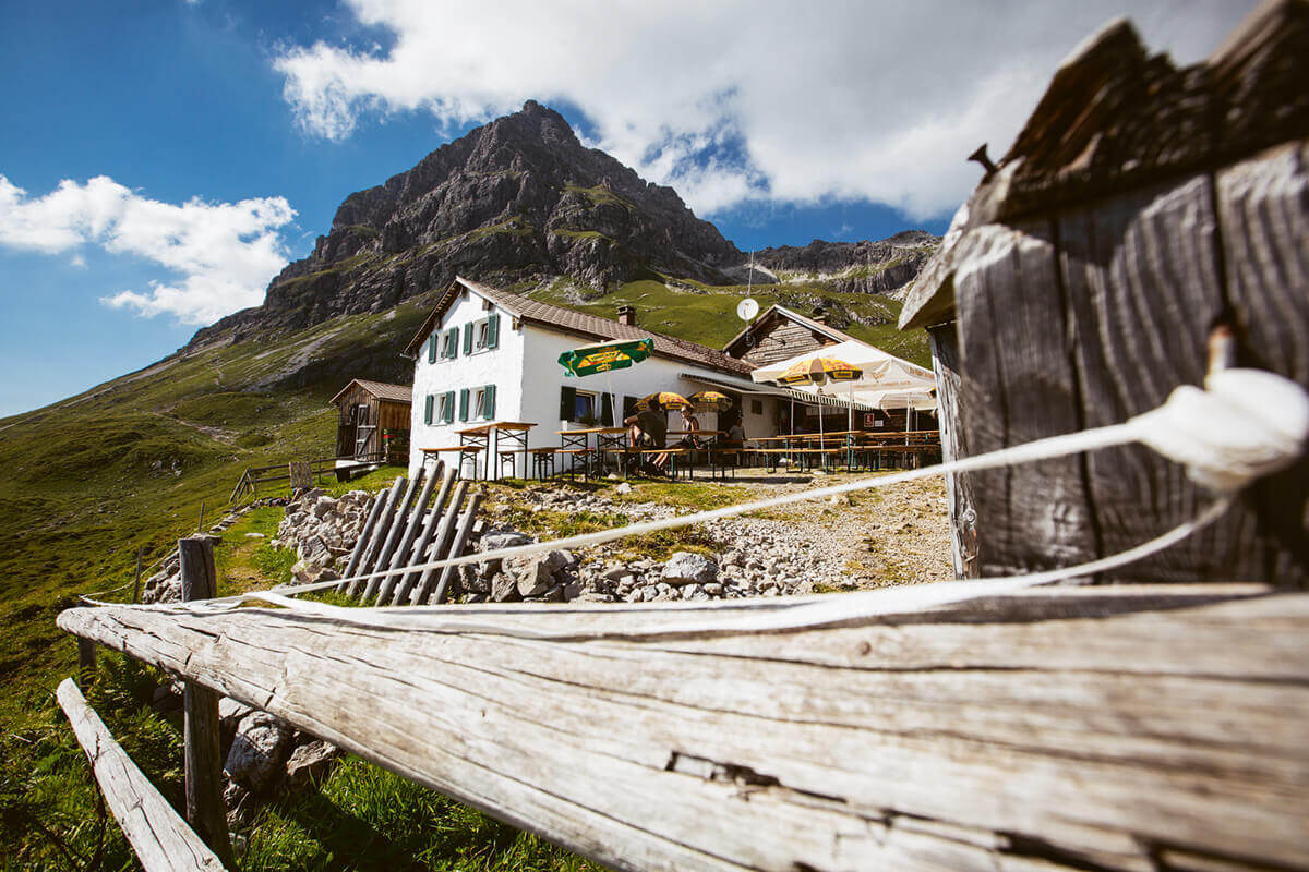Warth-Schröcken – Alpines Wandern zu imposanten Felsriesen. Wer den alpinen Wanderwegen in Warth-Schröcken folgt, taucht schnell ein in die faszinierende Hochgebirgslandschaft