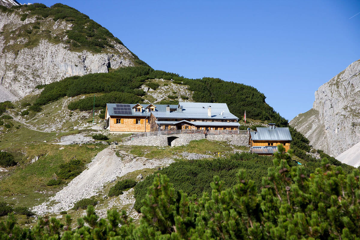 Die Coburger Hütte – mit Blick auf die Zugspitze. Die Coburger Hütte oberhalb von Ehrwald.