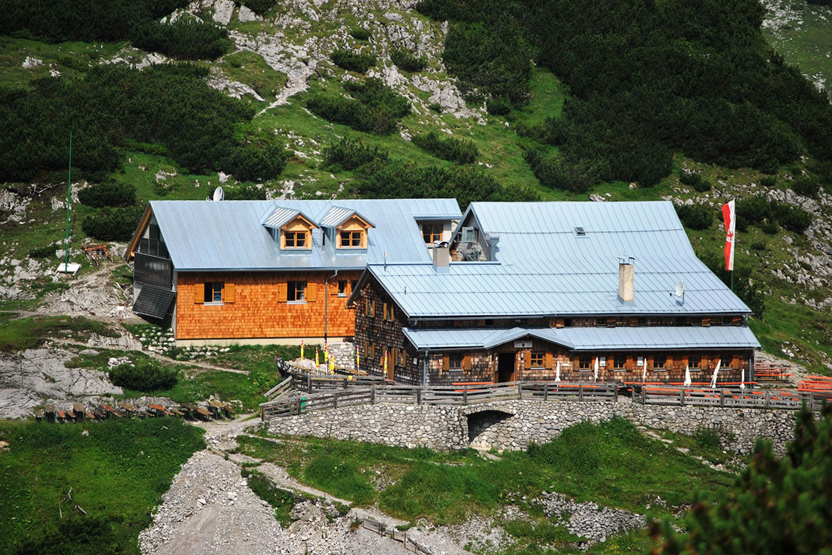 Die Coburger Hütte – mit Blick auf die Zugspitze. Die Coburger Hütte wurde 1901 erbaut.