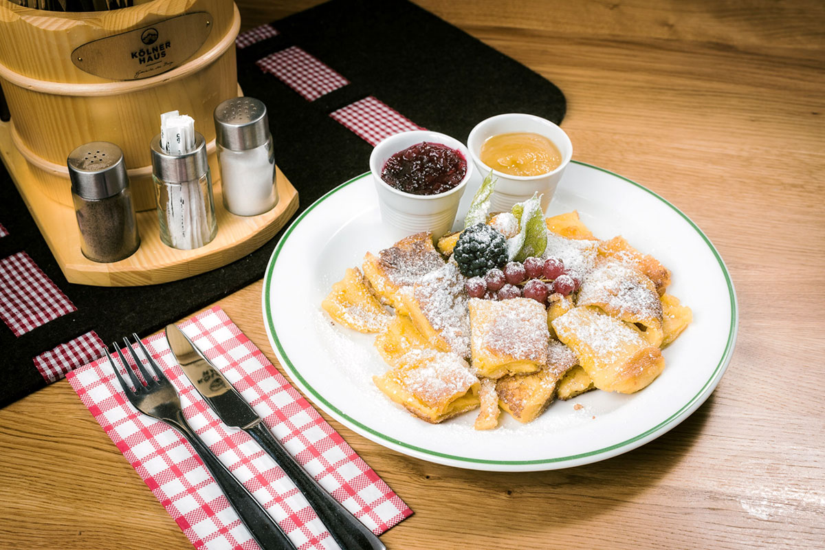 Das Kölner Haus – Halver Hahn und Rosenmontag oberhalb von Serfaus. Kaiserschmarrn ist eines des beliebtesten Gerichte - im Sommer wie im Winter.