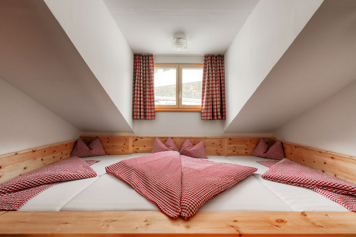 Das Kölner Haus – Halver Hahn und Rosenmontag oberhalb von Serfaus. Die Zimmer sind einfach, aber mit Liebe zum Detail eingerichtet.