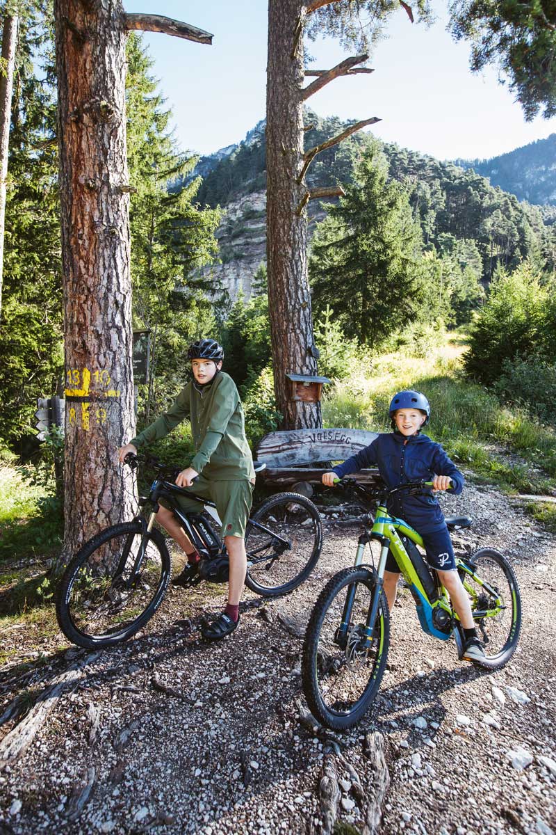 Alpensafari. Testosteron ist Pflicht! Also knallen die Jungs frühmorgens mit Mountainbikes familienfreundliche Trails in Südtirol