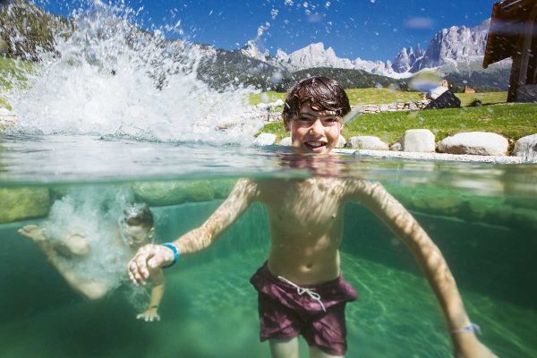 Alpensafari. Pool geht immer. Vor allem, wenn es ein natürlicher wie im Cyprianer Hof in Südtirol ist