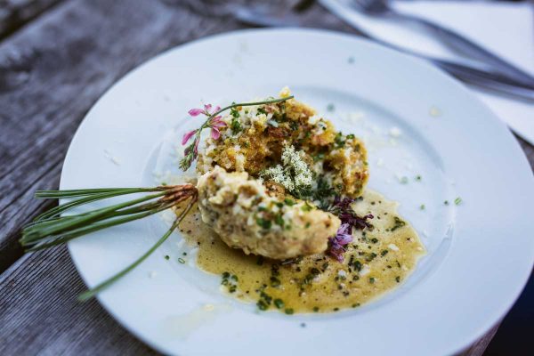 Alpensafari. Die Kräuter, die wir mit Heidi gesammelt haben, kommen jetzt zu den leckersten Knödeln der Welt