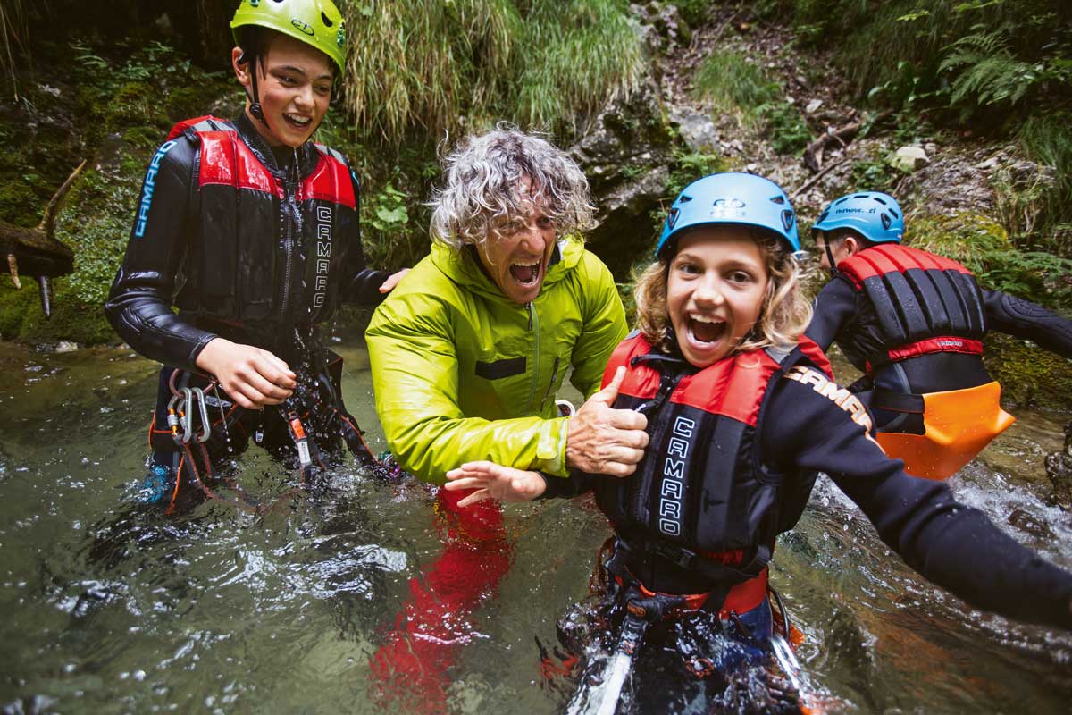 Alpensafari. Marco Girardi, Chef der Alpinschule Mmove, und Marie haben beim Canyoning am Lago di Ledre mächtig Spaß