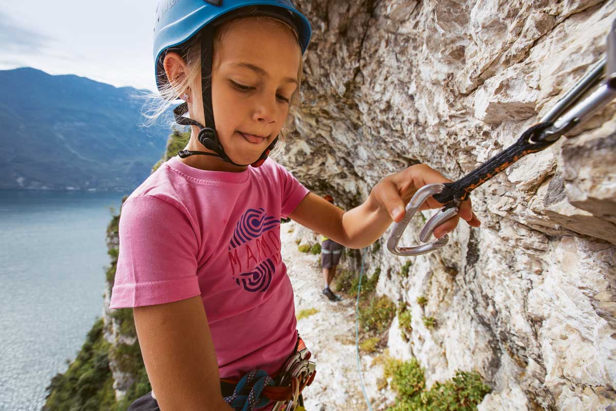 Alpensafari. Marie alias Ronja Räubertochter, bleibt in der Steilwand gelassen