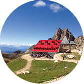 Alpensafari – Mit Kindern? Leicht! Tierser Alpl. Südtirol. Das Schutzhaus liegt auf dem Weg vom von der Seiser Alm zum Rosengarten. Sie verbindet stylische Alpin-Architektur mit herausragender Küche. Tipp: Gulasch vom Kastelruther Ochsen mit Speckknödel!