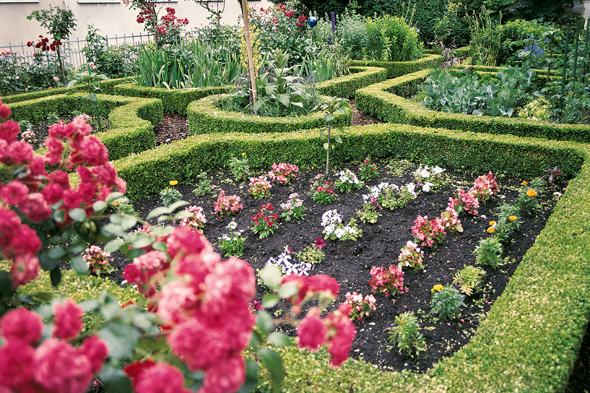Die buchsgefassten Beete und das Mittelrondell eines Schweizer Bauerngartens machen besonders deutlich, wo diese Gartenform ihren Ursprung hat: in den wohlgepflegten Kreuzgärten der Benediktiner, die sich ihrerseits die ornamentale Gartenkunst des Barock zum Vorbild nahmen