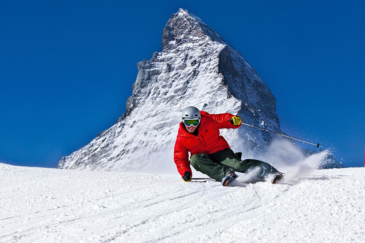 Skifahren vor dem Matterhorn in Zermatt, Kanton Wallis