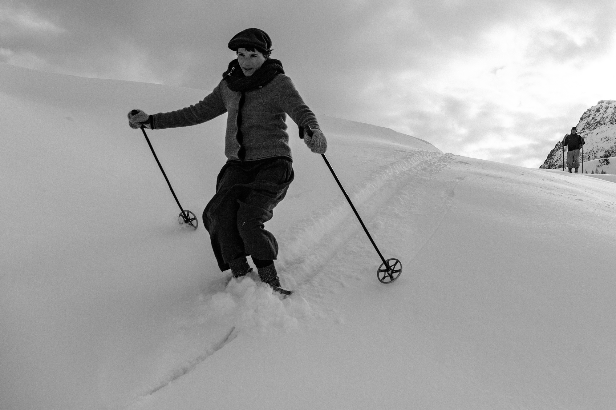 „Alle aber waren von einer Leidenschaft besessen: von diesem Skifahren, das hier oben, wie eine rätselhafte Krankheit auf einer einsamen Insel, virulent geworden war.“