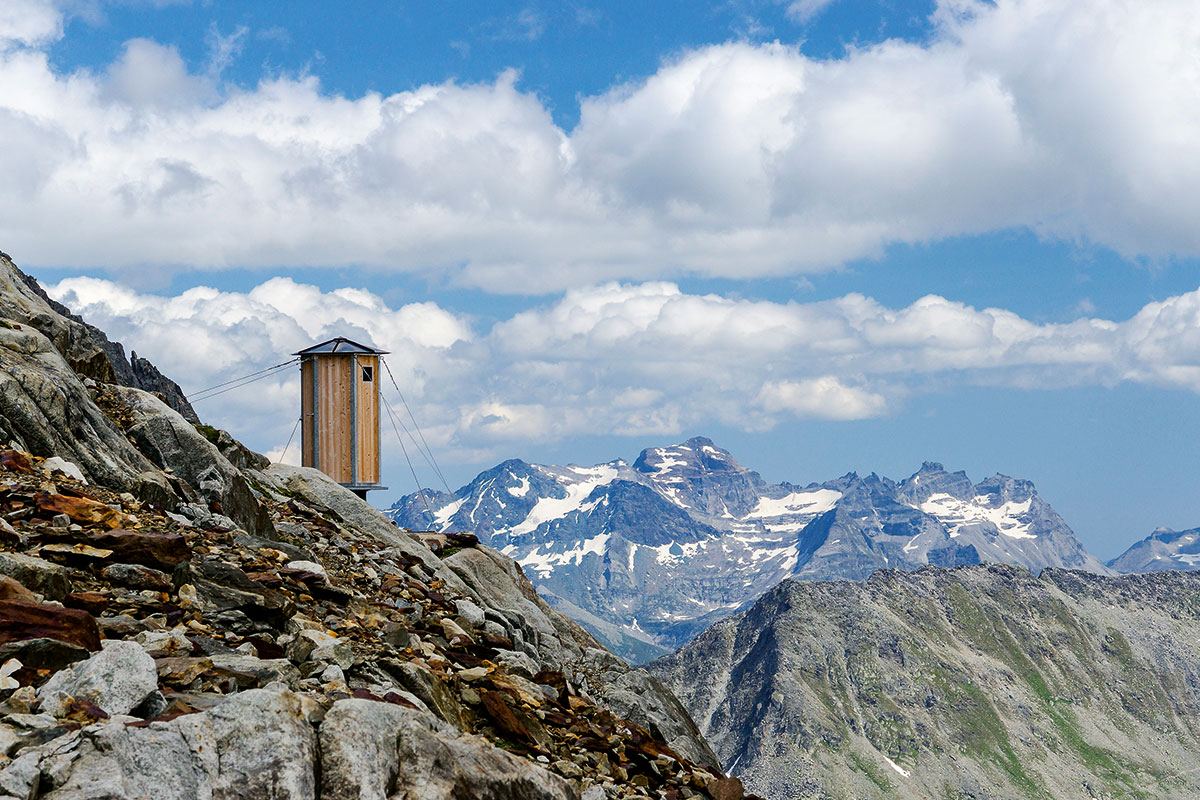 Stille Orte. MITTELALETSCH-BIWACK 3013 m* Bettmeralp Die unbewirtschaftete Biwakhütte liegt auf dem Weg vom Grossen Aletschgletscher zum Aletschhorn. Die Hütte verfügt für Notfälle über ein Sprechfunkgerät – und ein WC-Häuschen.