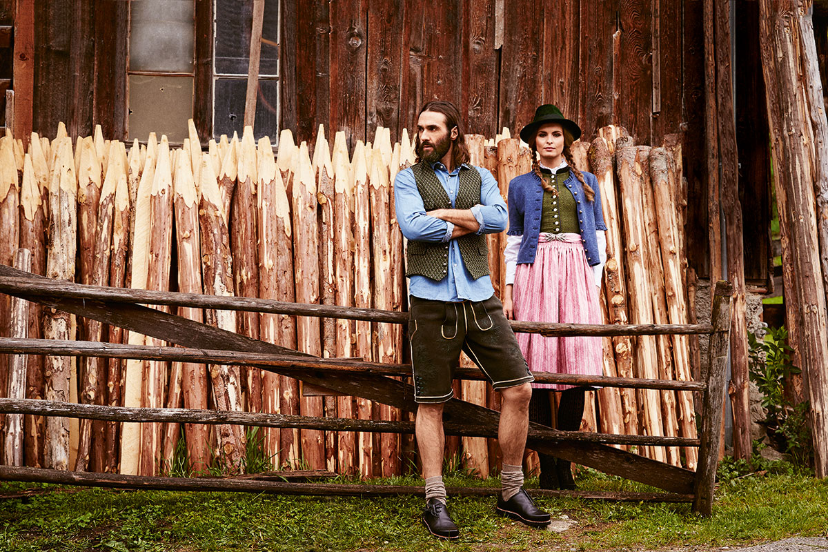 Dirndl & Lederhosen. ER // JEANSHEMD Meindl, ca. 110 Euro, WESTE Gottseidank, ca. 200 Euro, LEDERHOSE Amsel, ca. 1050 Euro, HAFERLSCHUHE Gottseidank, ca. 240 Euro, STRÜMPFE Falke, ca. 30 Euro. SIE // STRICKJACKE Boos über www.almliebe.com, ca. 240 Euro, DIRNDLKLEID Amsel, ca. 720 Euro, SCHÜRZE: Gottseidank, ca. 160 Euro, BLUSE Just White, ca. 90 Euro, STRÜMPFE Gottseidank, ca. 40 Euro, SCHUHE Filippa K, ca. 270 Euro, HUT Franken&Cie, ca. 170 Euro