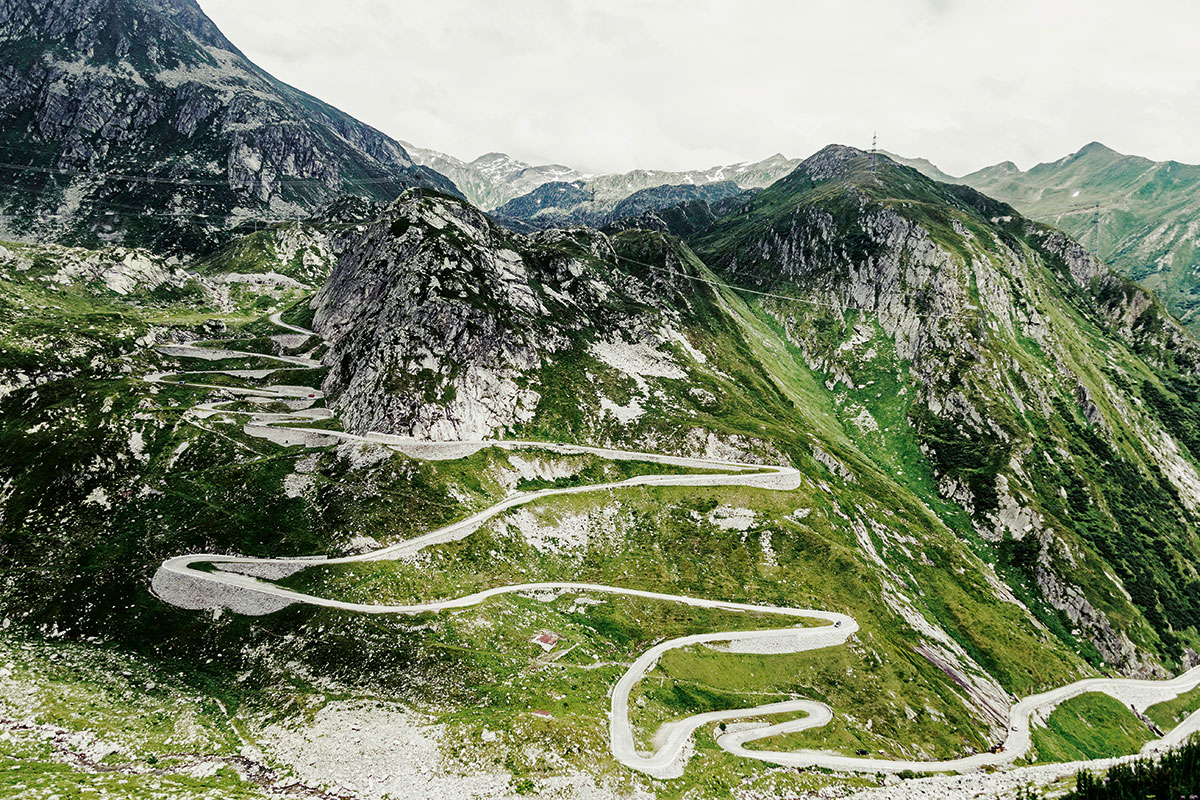 Alpenpässe 01/ ST. GOTTHARDPASS // CH // Andermatt -> Airolo // Passhöhe 2108 m* // 11,4 % max. Steigung // Länge 27 km // Der St. Gotthard war schon immer nicht nur Berg, sondern auch Festung. Aufmerksame Fahrer können Luken, Tunneleingänge und Kanonenstände im Fels ausmachen. * Meter über dem Meer