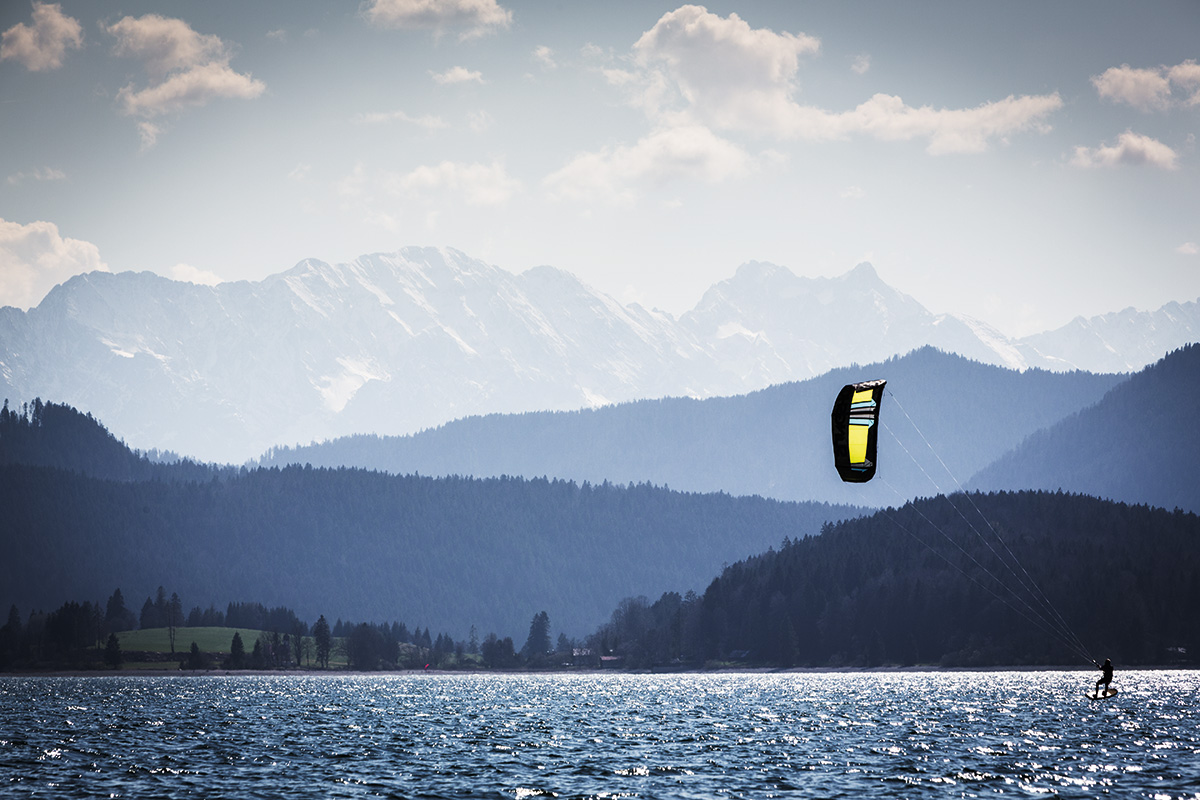 Susi Mai. Kitesurfen. Der Walchensee ist aufgrund seiner Lage ein thermisches Revier. Er bietet Kitesurfern, Seglern und Windsurfern neben hervorragenden Bedingungen ein spektakuläres Panorama