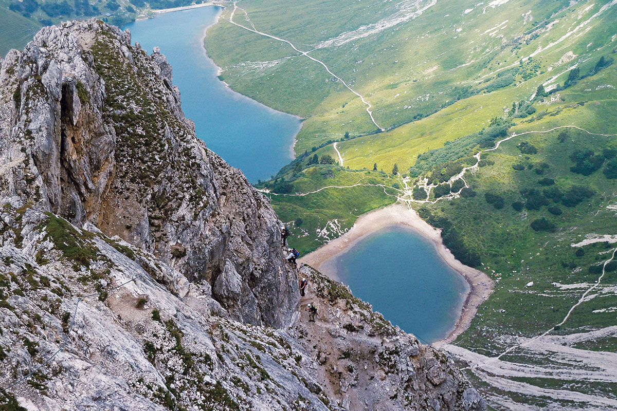 Klettersteig-Tourentipp Lachenspitze. Tiefblick von der Lachenspitze zu Klettersteig, Lache, Landsberger Hütte und Traualpsee