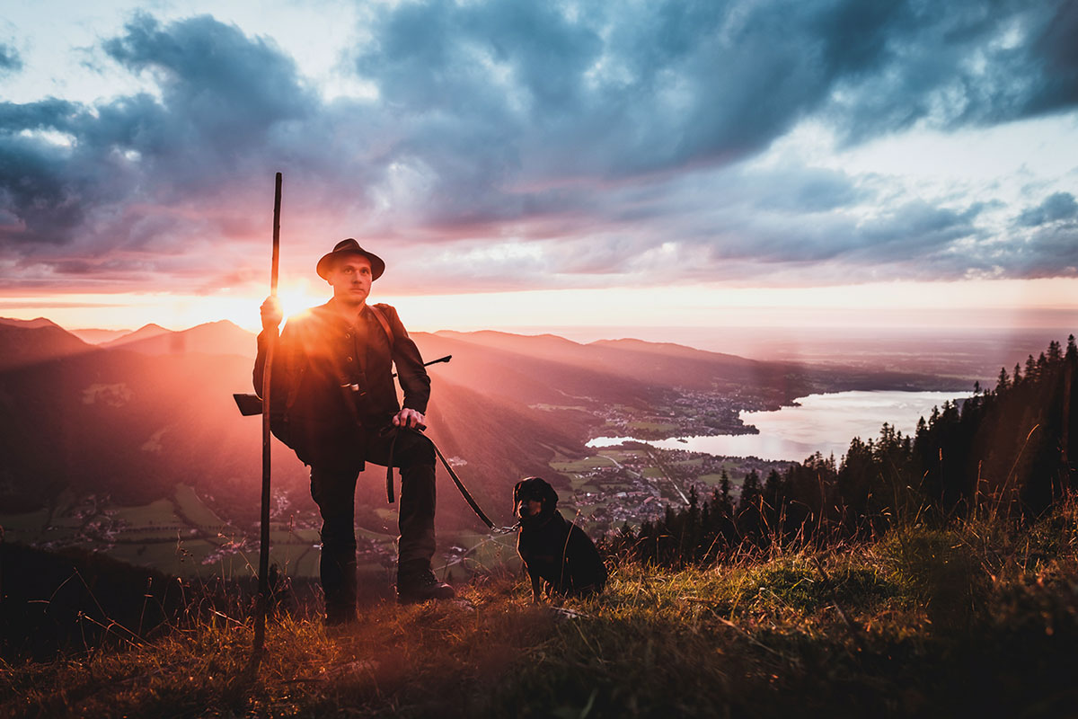 Naturburschen – Früh übt sich. Tegernsee Fischer und Jäger. Michael Hermann, Jäger am Wallberg, ist zeitig auf den Beinen. Bei dieser Aussicht kann man ihn nur darum beneiden